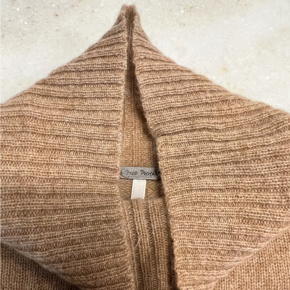 Free People 100% cashmere Sweater - Picture 2 of 11